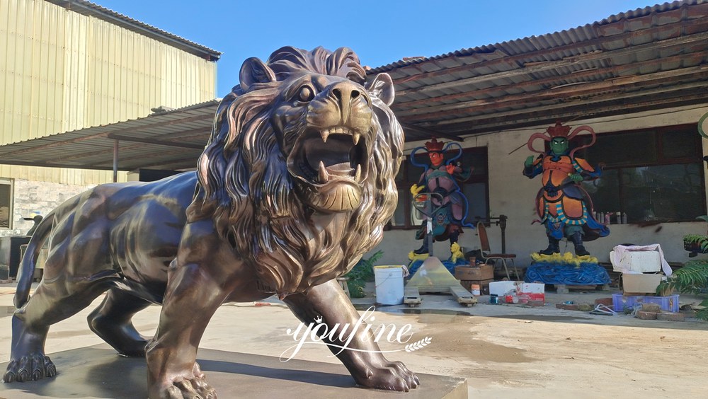 Scultura di leone in bronzo antico a grandezza naturale che cammina