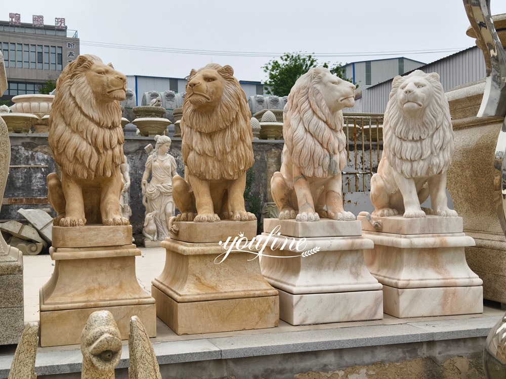 Coppia di statue di leoni seduti in marmo, beige e bianco, per la decorazione dell'ingresso del cancello della villa.