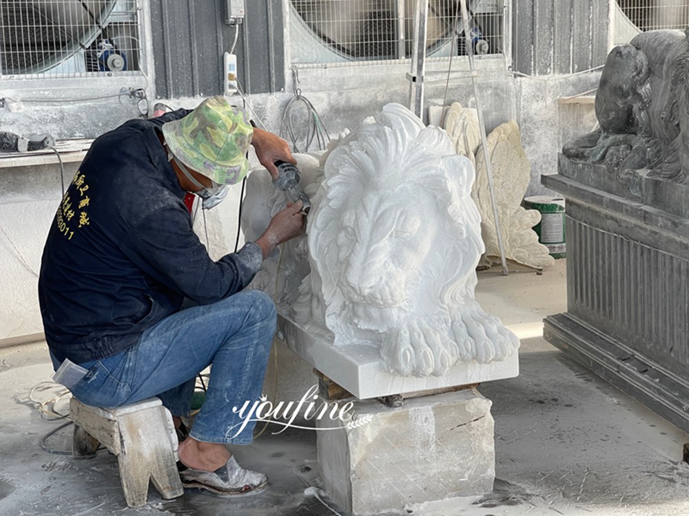 Vista del laboratorio di statue di leoni sdraiati in marmo bianco intagliate a mano, ancora incompiute.