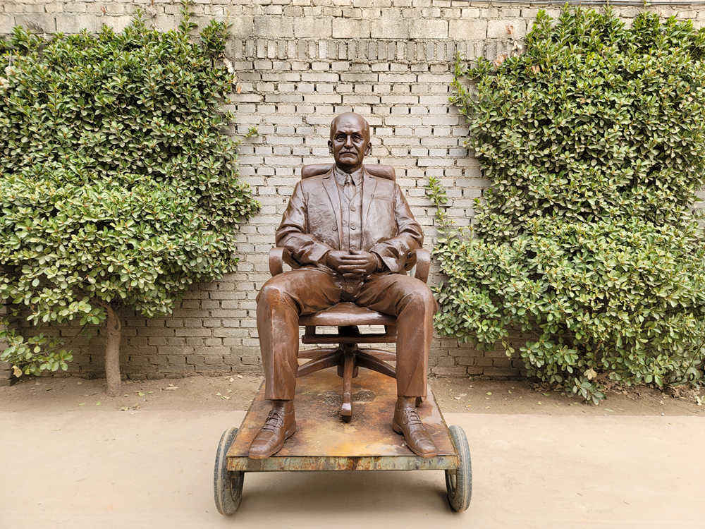 full customized life size bronze sitting man sculpture