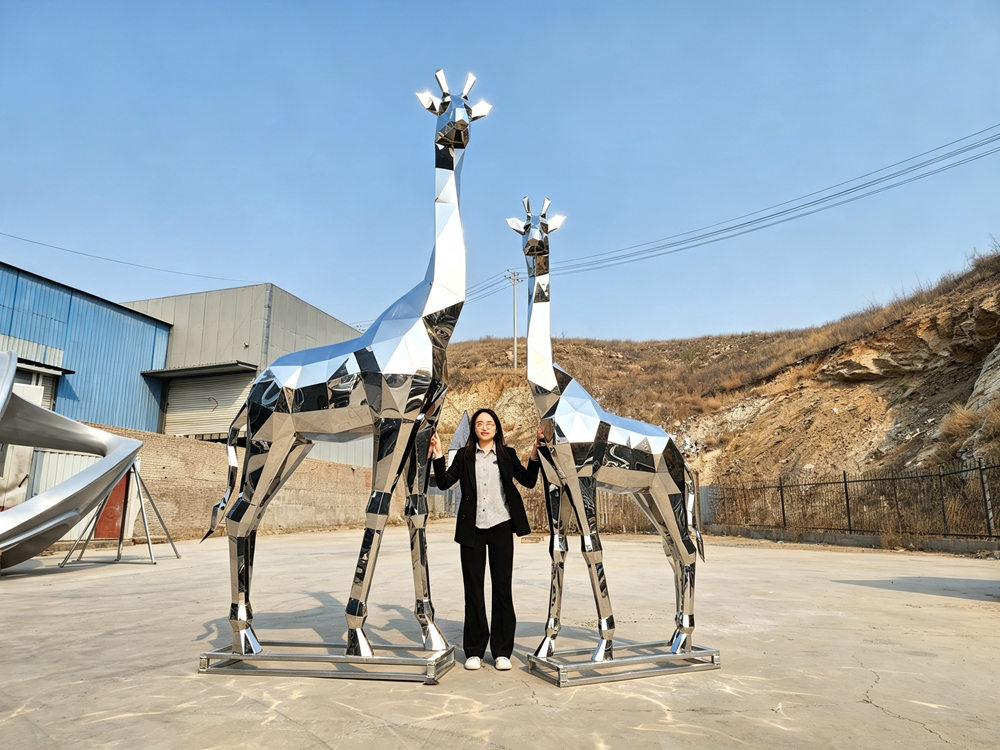 grote geometrische giraffesculptuur van roestvrij staal