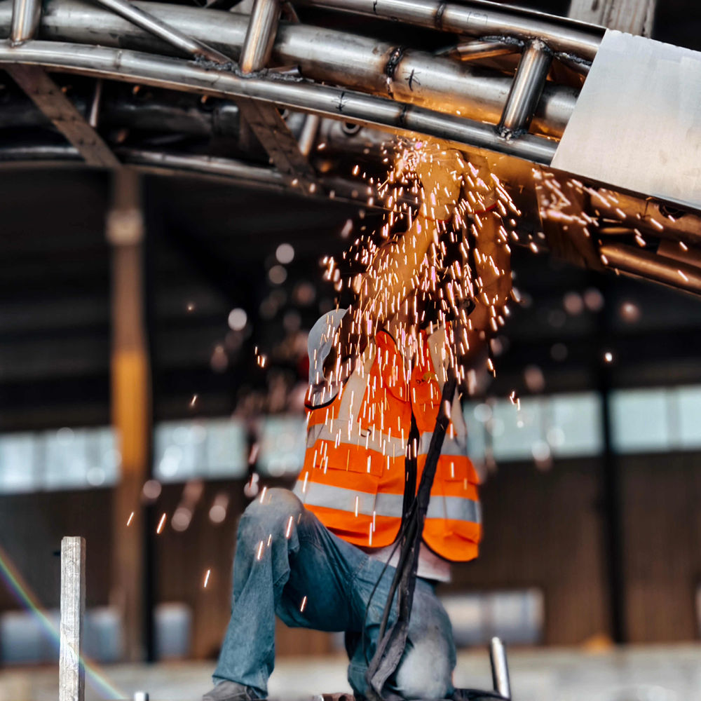 construction d'une structure solide pour une grande sculpture de fontaine en acier inoxydable