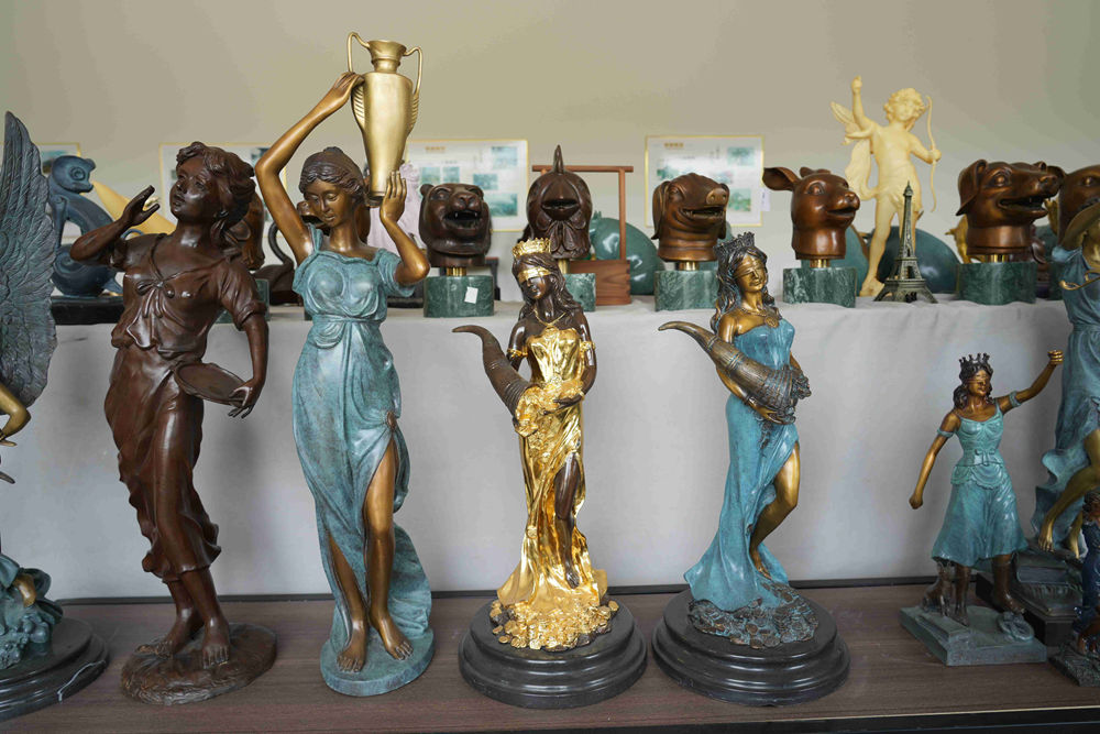 kleine decoratieve bronzen sculpturen