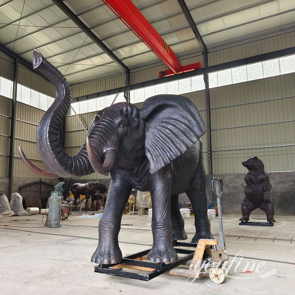 Detalhes da vista frontal da escultura de elefante africano
