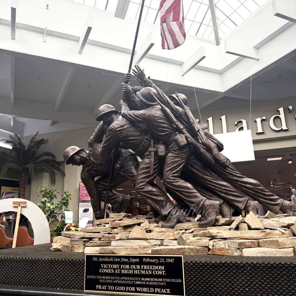 Bronzene Gedenkstatue des US-Marinekorps für Iwo Jima im Music City Mall, Texas, aufgestellt