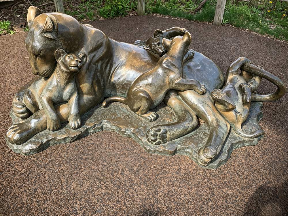 Bronze lion famil  Statue