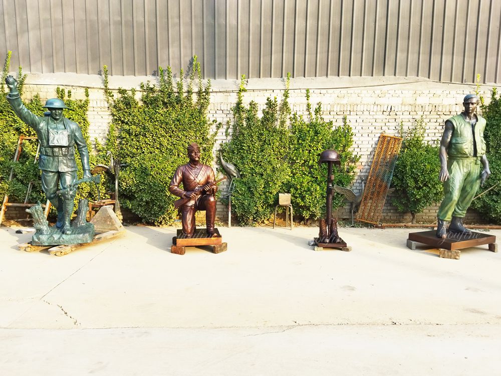 Bronzene Soldatenstatuen