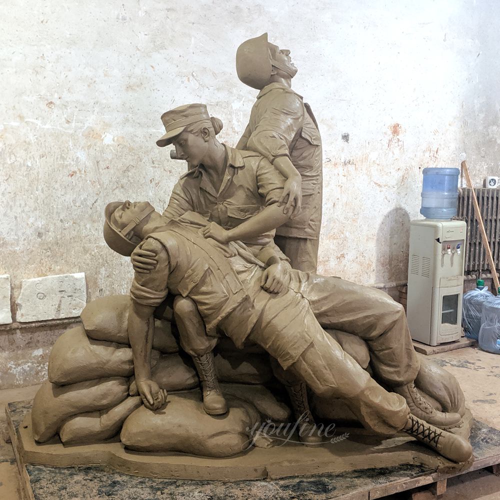 Tonmodell einer Nachbildung des Vietnam Nurse's Memorial, das einen verwundeten Soldaten zeigt