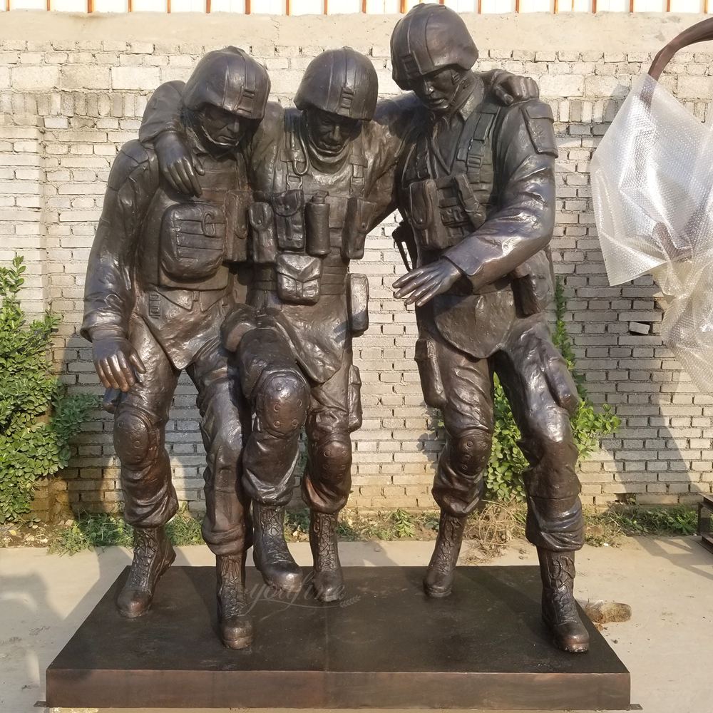 Maßgefertigte Bronzenachbildungen von Gewehren und militärischer Ausrüstung auf der Gedenkstatue „Niemand wird zurückgelassen“