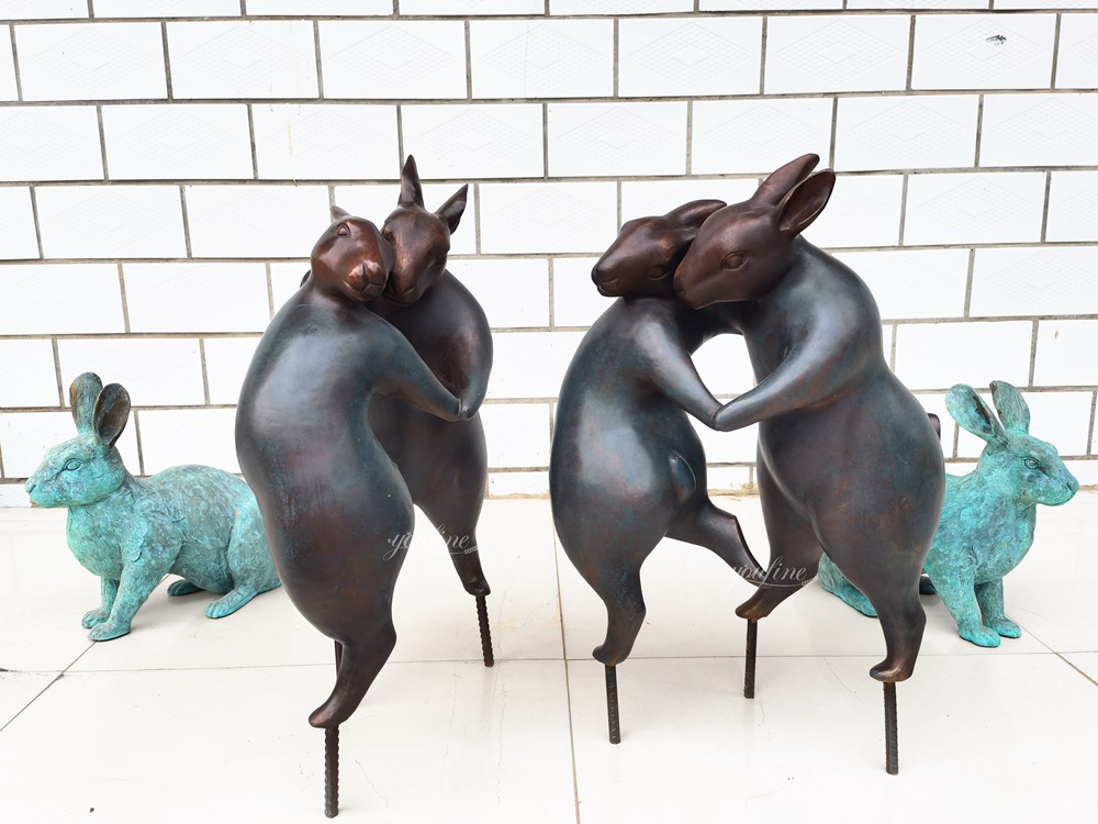 Standbeeld van dansende konijntjes in onze fabriek