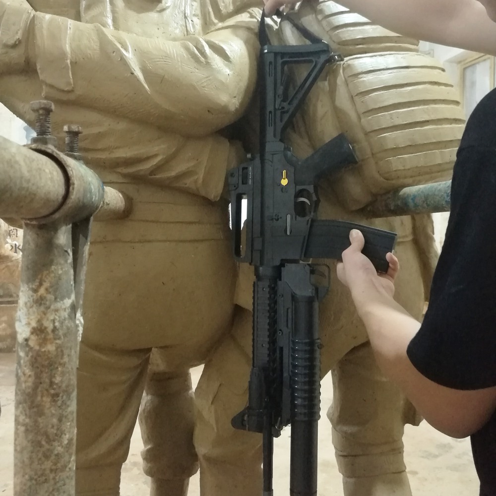 Detaillierter Tonmodellierungsprozess zur realistischen Darstellung der Gesichtsausdrücke und Kameradschaft der Soldaten für die Bronzestatue „Niemand wird zurückgelassen“.