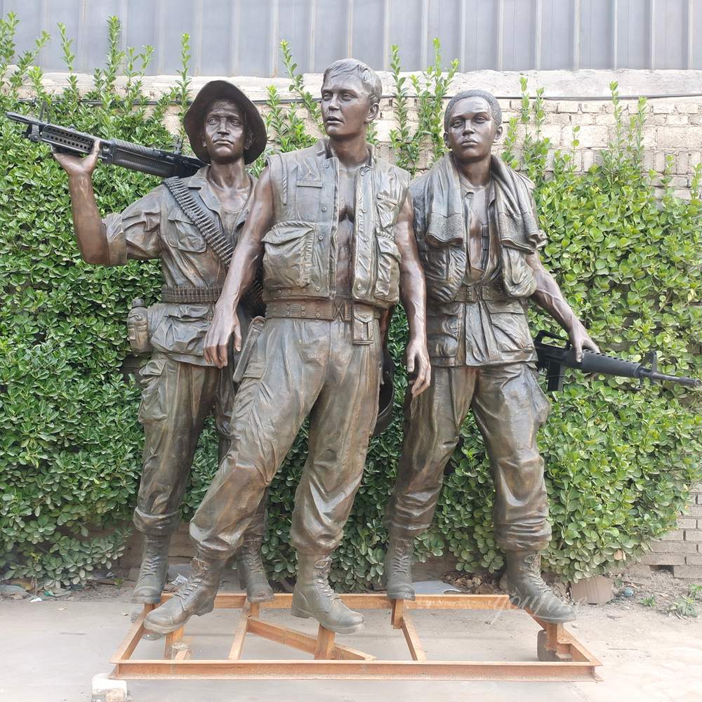 완성된 청동 군사 기념비 조각상