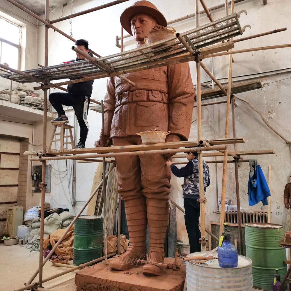 Riesiges, 16.4 Meter hohes Tonmodell einer Statue eines amerikanischen Doughboy-Infanteristen aus dem Ersten Weltkrieg