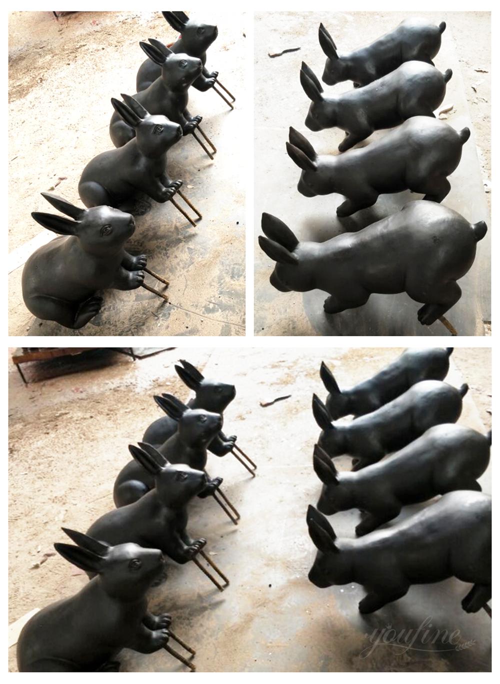 Een groep sculpturen van rennende konijnen in onze fabriek.