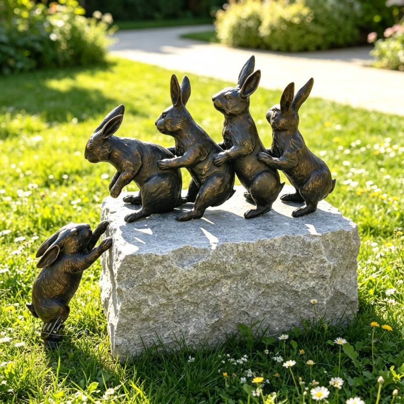 Standbeeld van hazen die elkaar helpen in de tuin