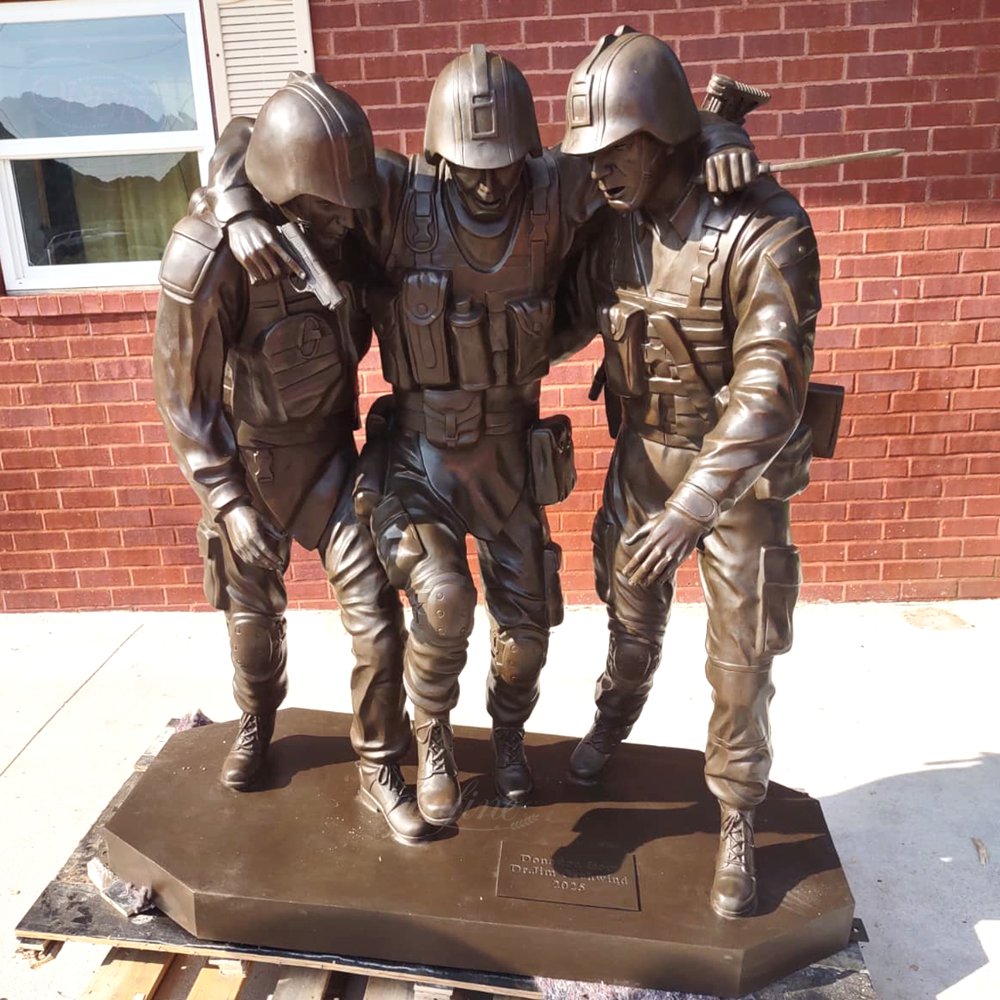 Bronzedenkmal „Niemand wurde zurückgelassen“ im Florida Veterans Memorial Park aufgestellt und von einer Landschaft umgeben