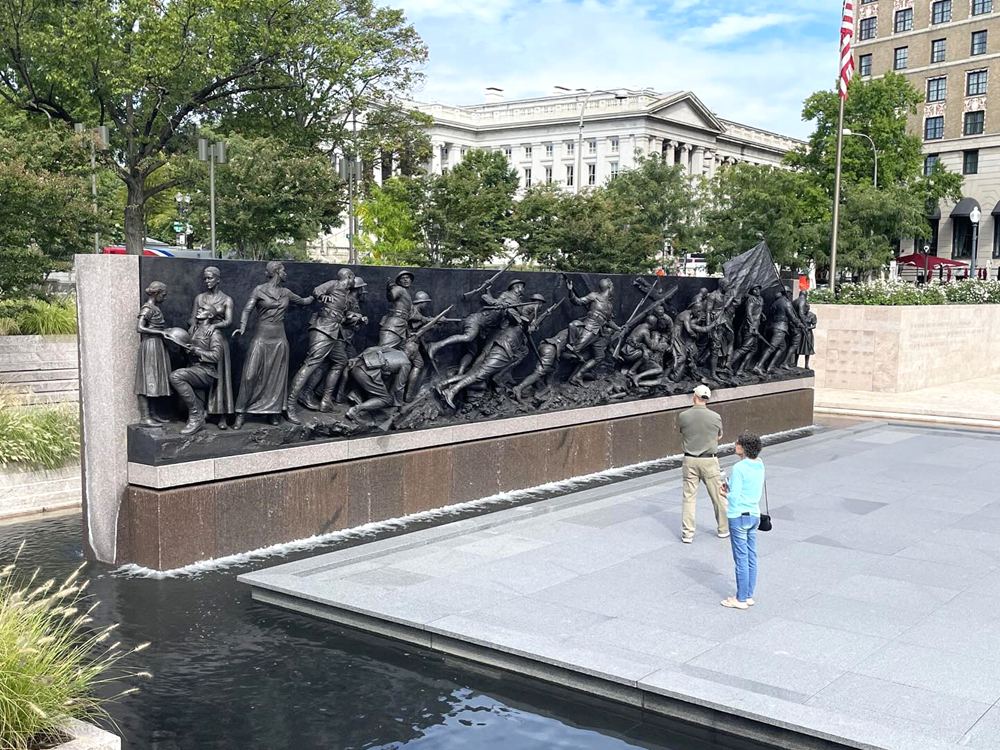 large bronze military memorial sculpture for public plaza