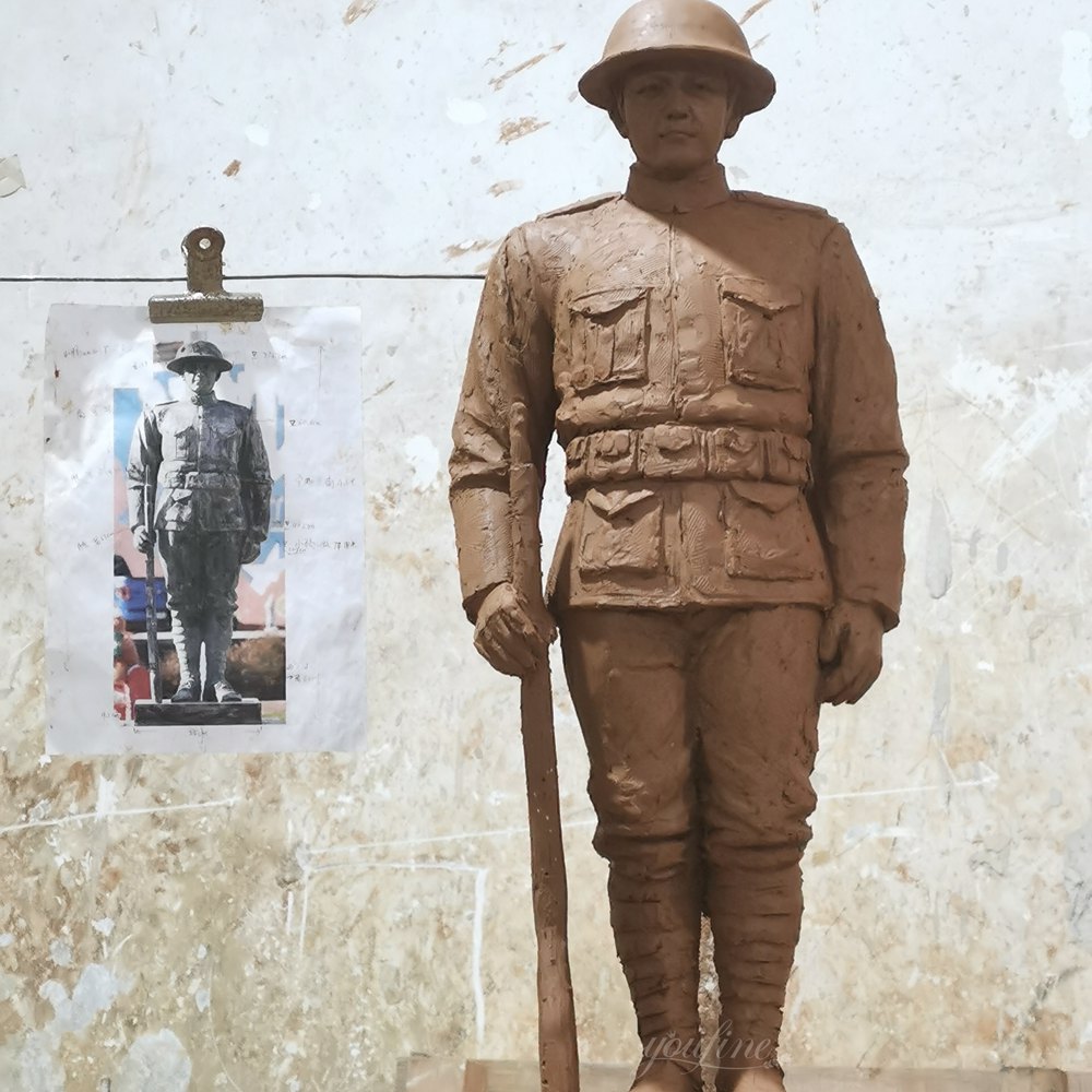 Kleines, 5.9 Meter hohes Tonmodell der American Doughboy-Statue als Referenz, das vor der Anfertigung der 16.4 Meter hohen Riesenversion verwendet wurde