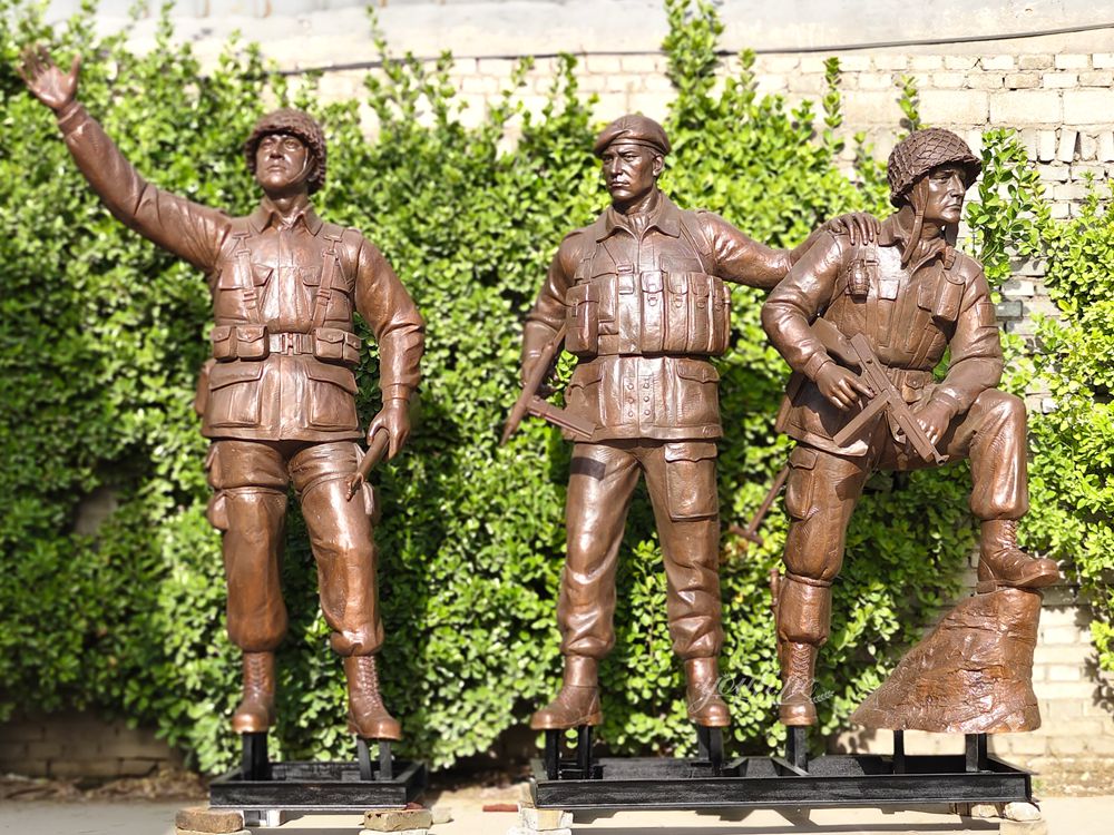Stehende Bronzestatue eines Soldaten aus dem Zweiten Weltkrieg