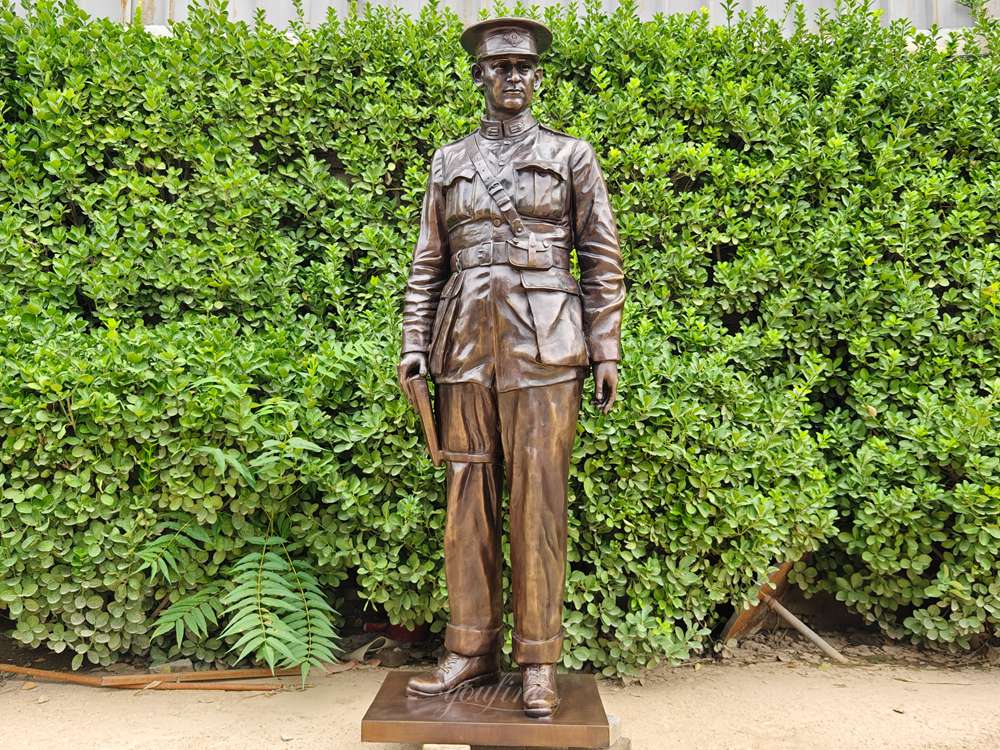 Stehende Bronzesoldatenstatue