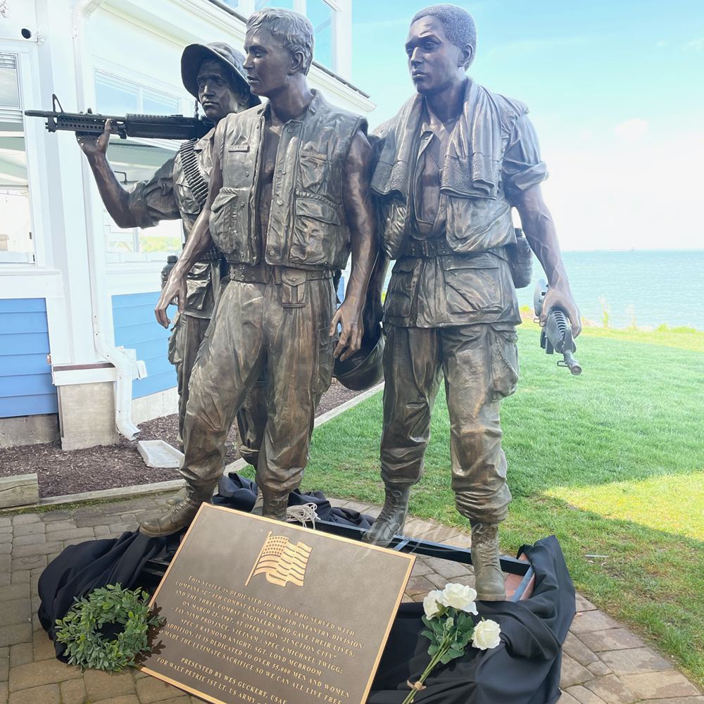 In Maryland wurde zusammen mit einem lokalen Veteranen eine Gedenkstatue für drei Vietnamveteranen im Garten eines Restaurants aufgestellt.