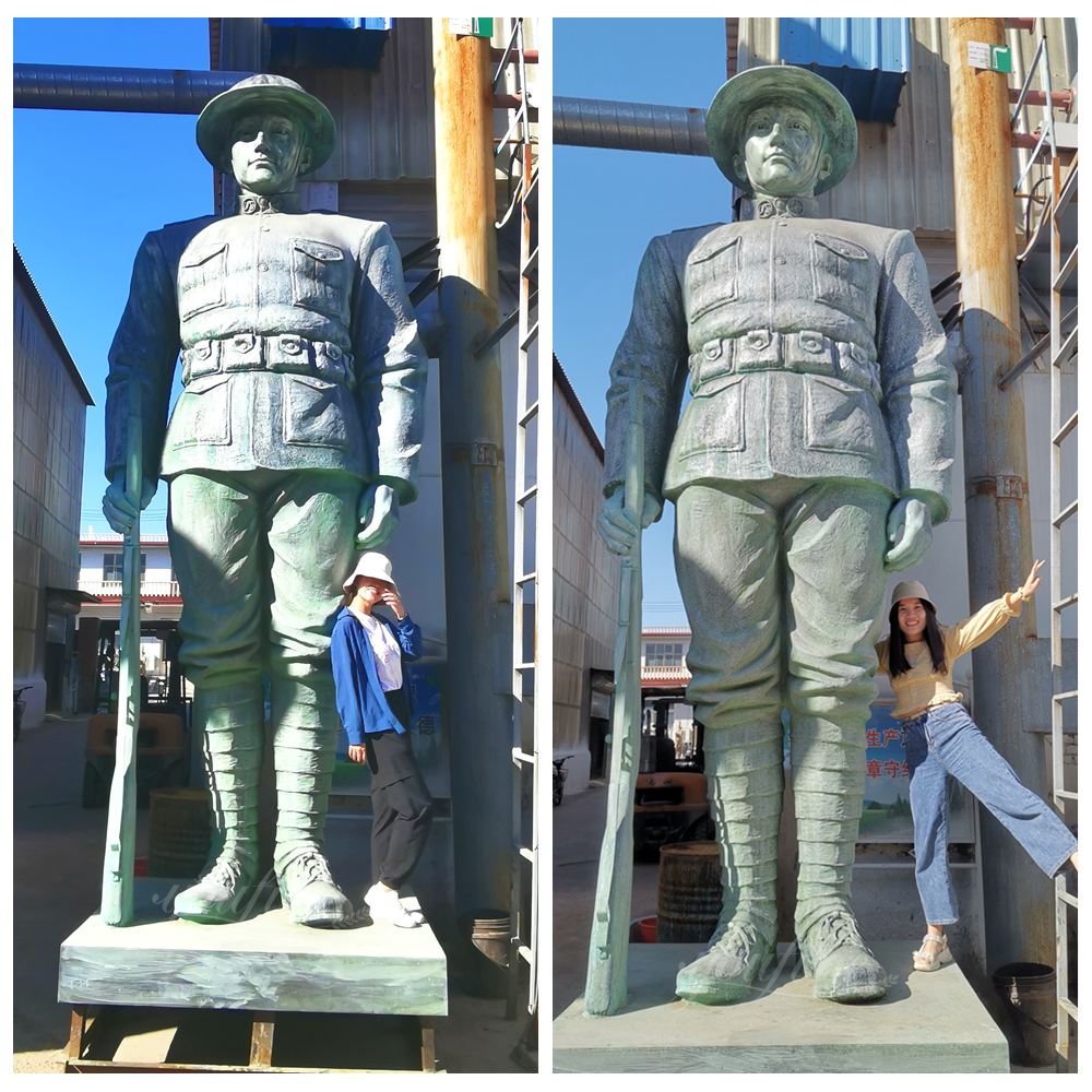 Bronzestatue eines amerikanischen Doughboy-Soldaten aus dem Ersten Weltkrieg, neben der eine Person zum Größenvergleich steht.
