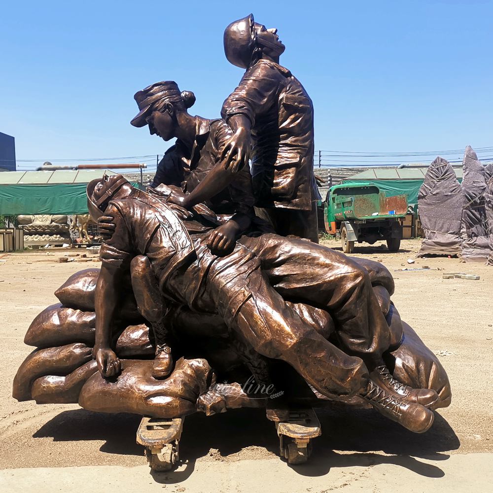Nachbildung des Vietnam Nurse's Memorial aus Bronze, die einen verwundeten Soldaten zeigt