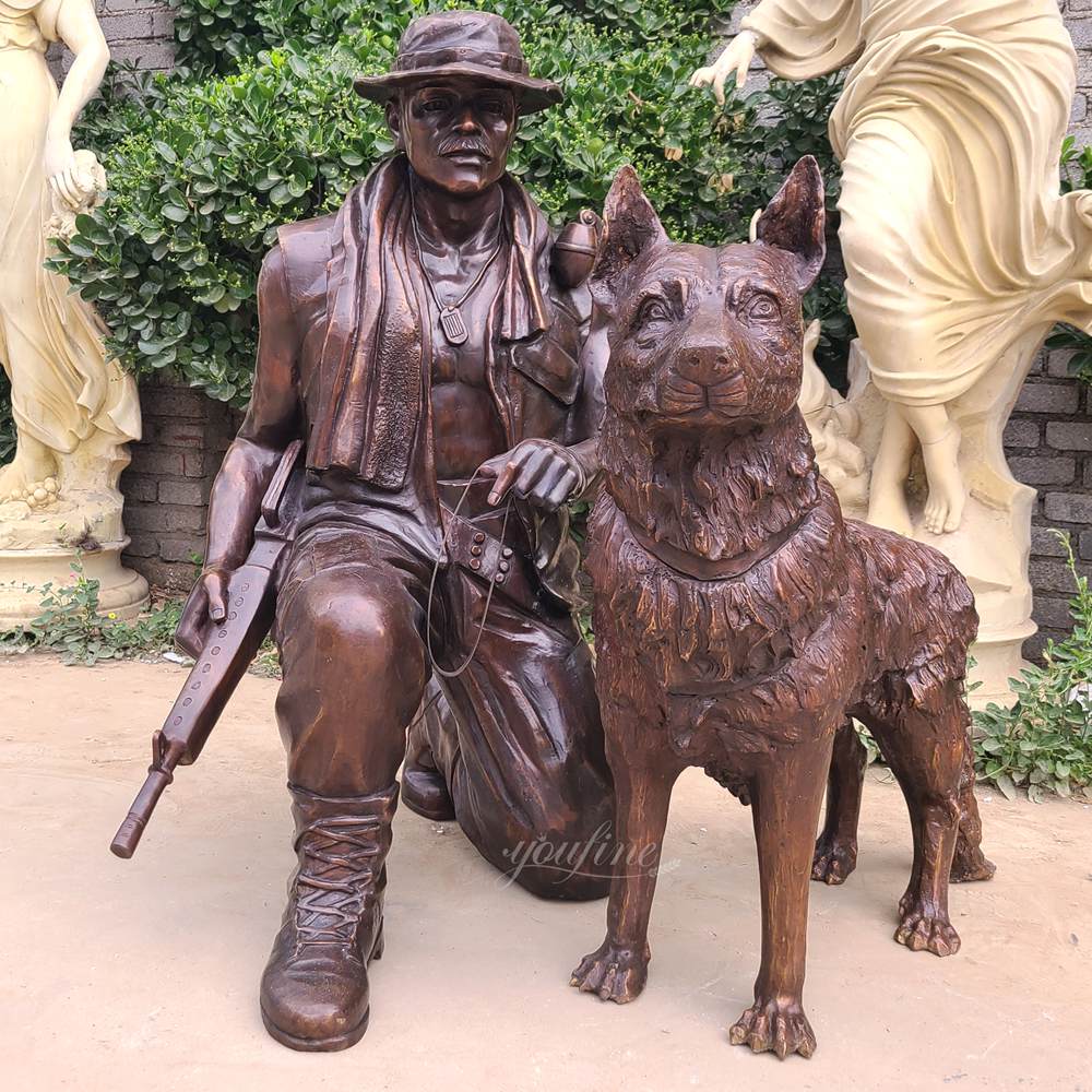 Bronzeskulptur eines Soldaten und eines Militärhundes