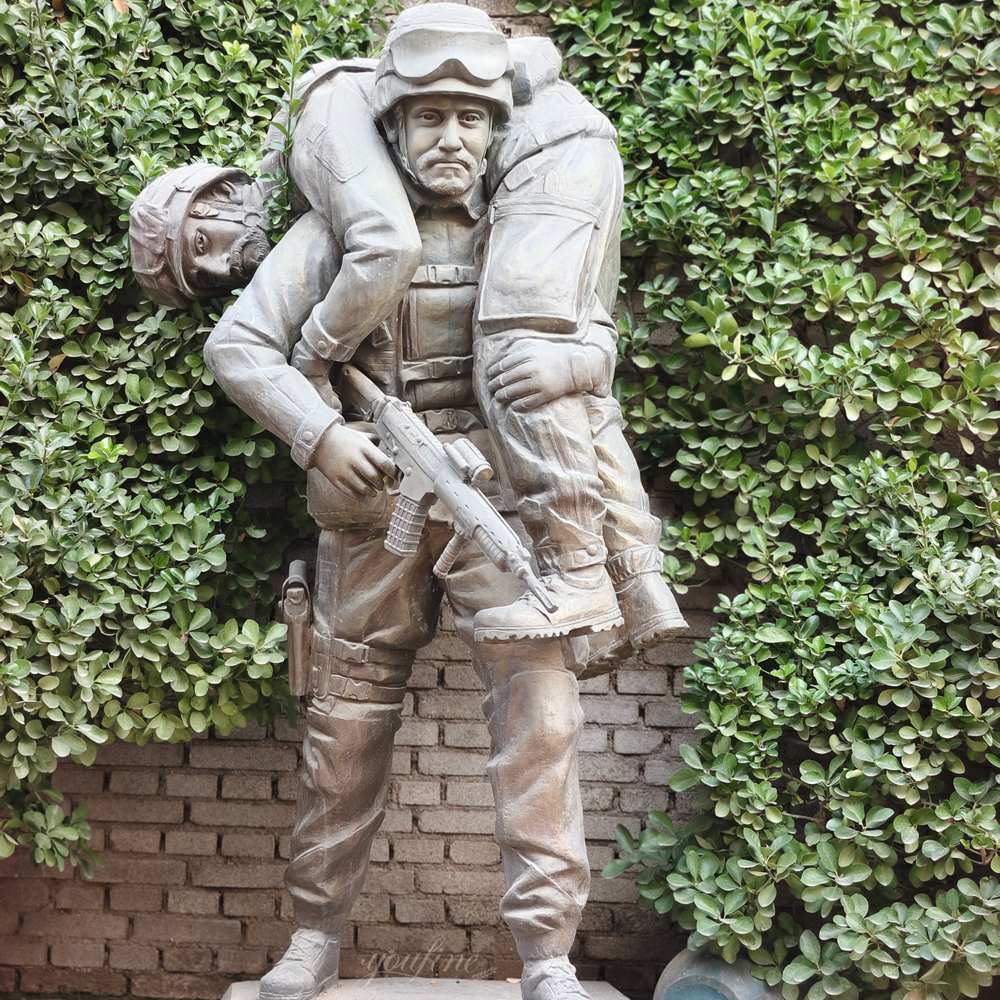 Bronzeskulptur eines verletzten Soldaten
