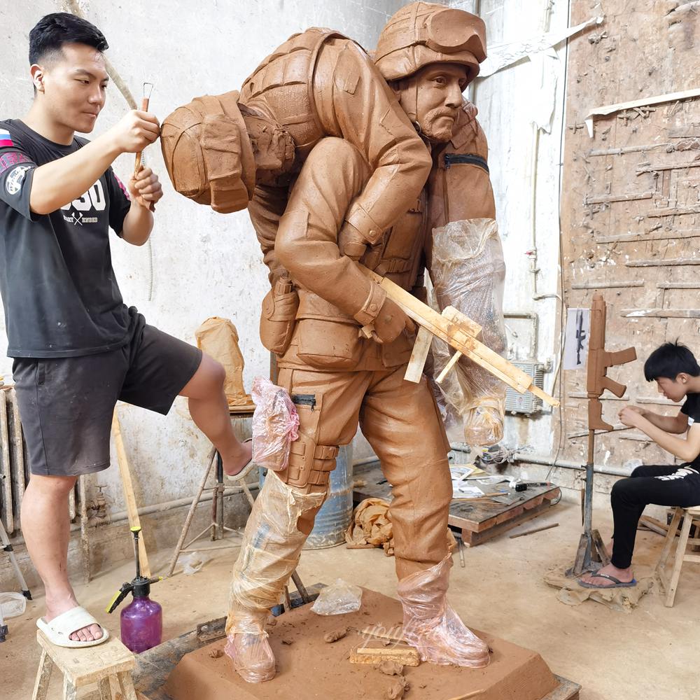 Tonmodell eines verletzten Soldaten (Skulptur)