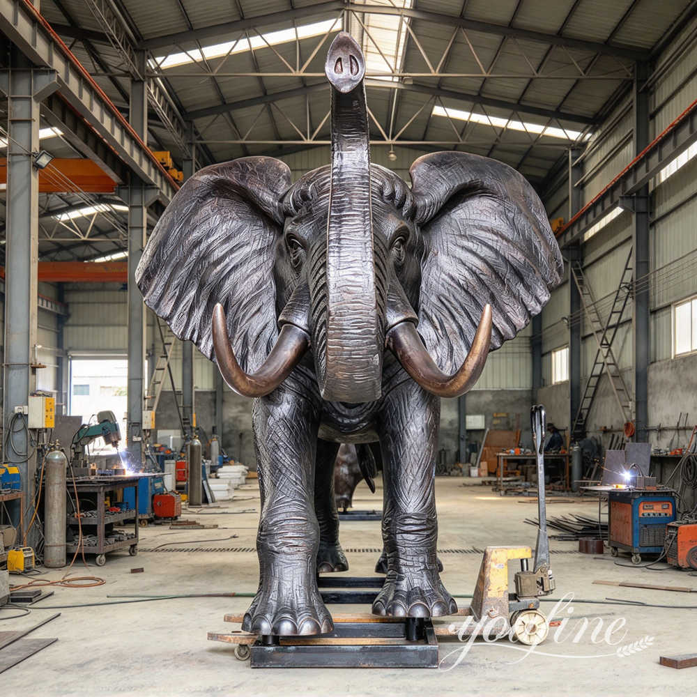 Olifantensculptuur, vooraanzicht