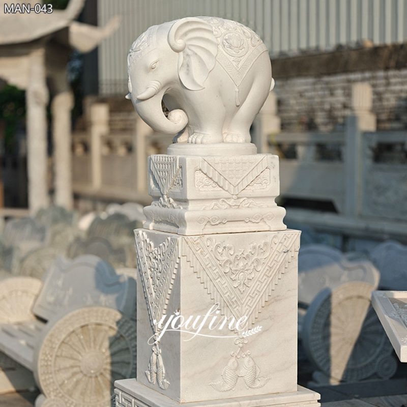 Estatua de elefante de tamaño pequeño con columna.