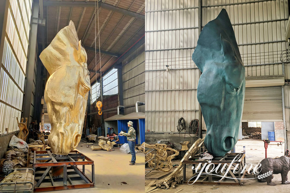 450 cm große Bronze-Pferdekopfskulptur vor und nach der Grünpatina-Behandlung. YouFine Fabrik