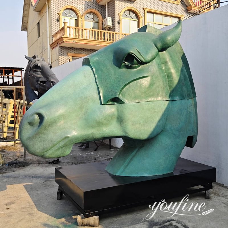 Fertiggestellte, 5 m lange Bronze-Pferdekopfskulptur mit grüner Patina bei YouFine Fabrik