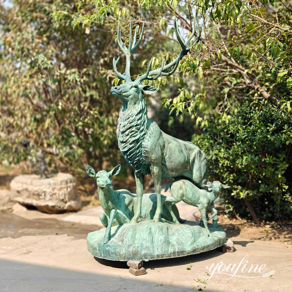 Escultura de bronce de una familia de ciervos que presenta comotag, cierva y cervatillo