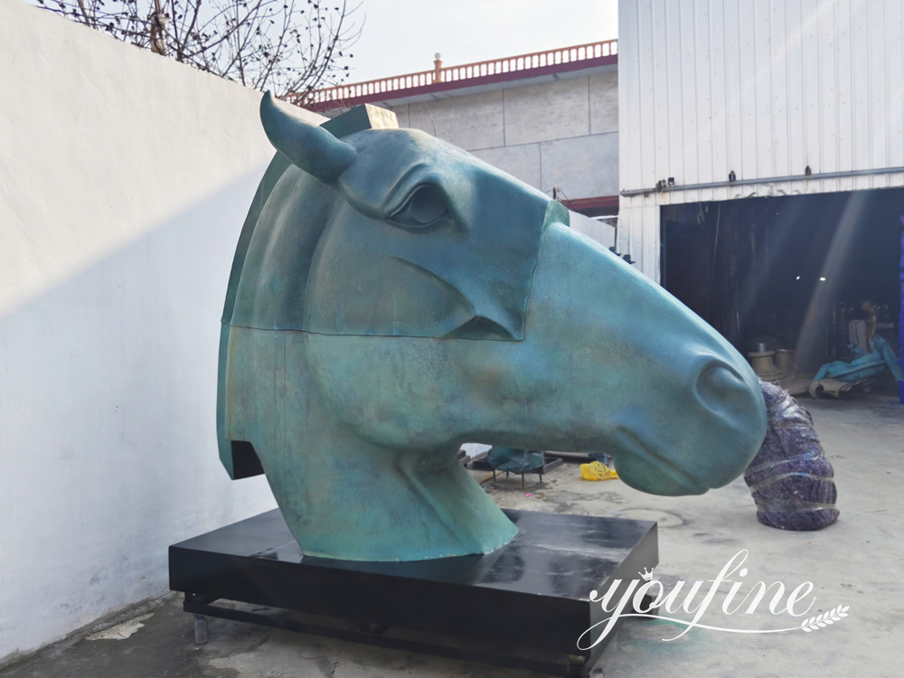 Seitenansicht der fertigen Bronzenachbildung des Artemis-Pferdekopfes bei YouFine Fabrik