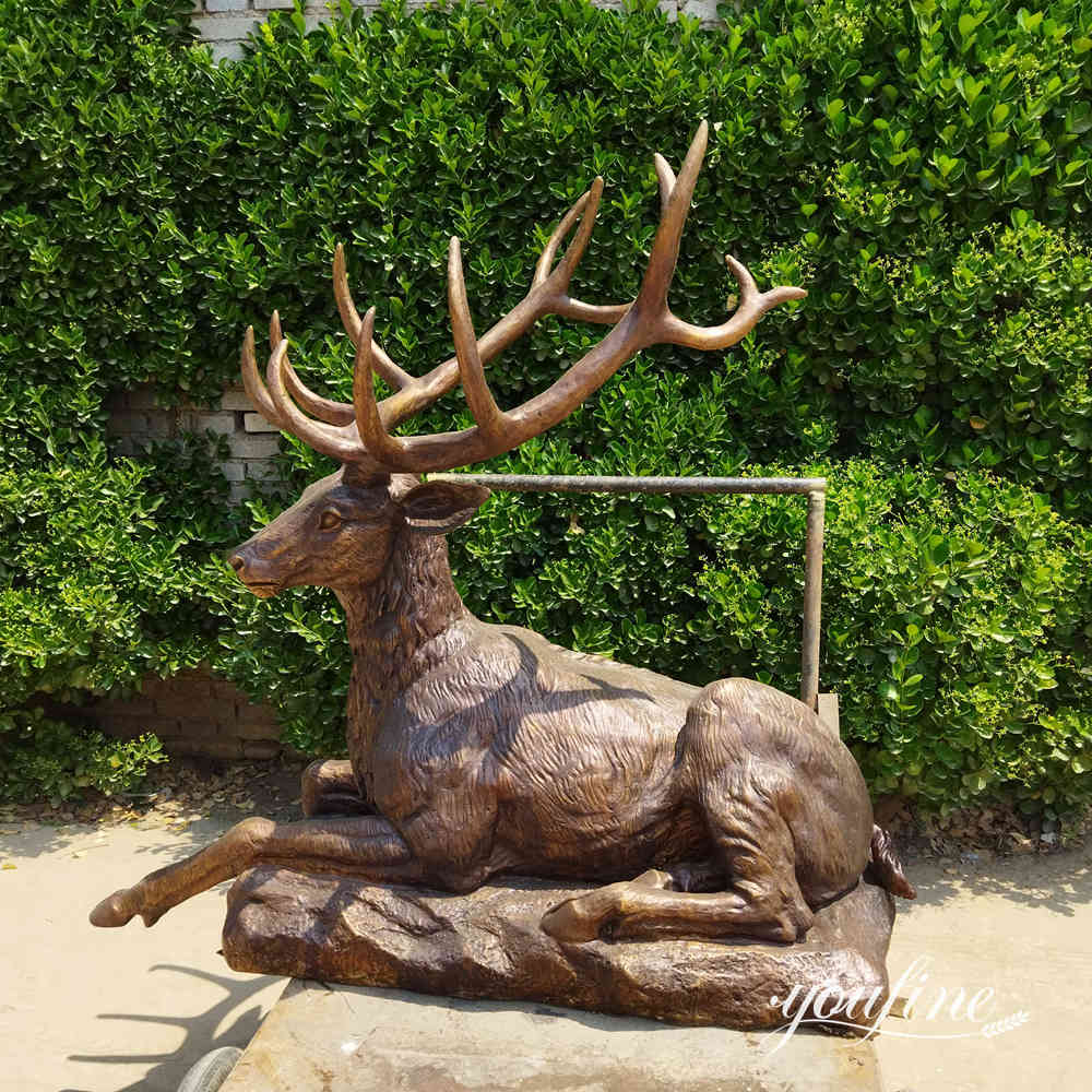 Bronce reclinable stag escultura con astas erguidas