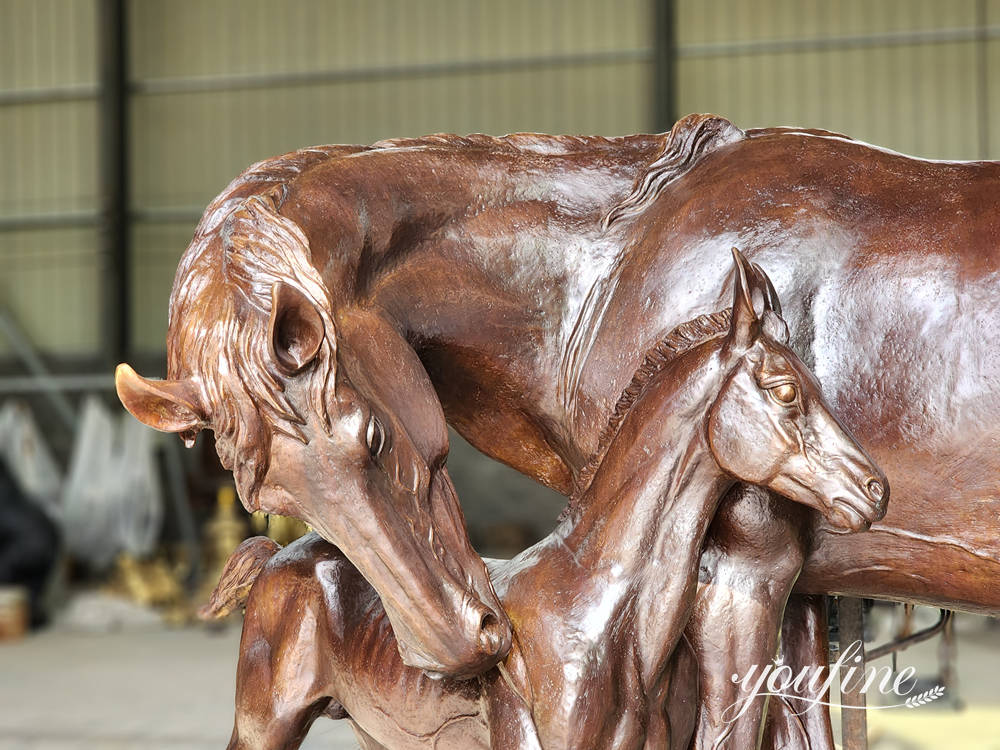 detailweergave van YouFinebronzen sculptuur van merrie en veulen