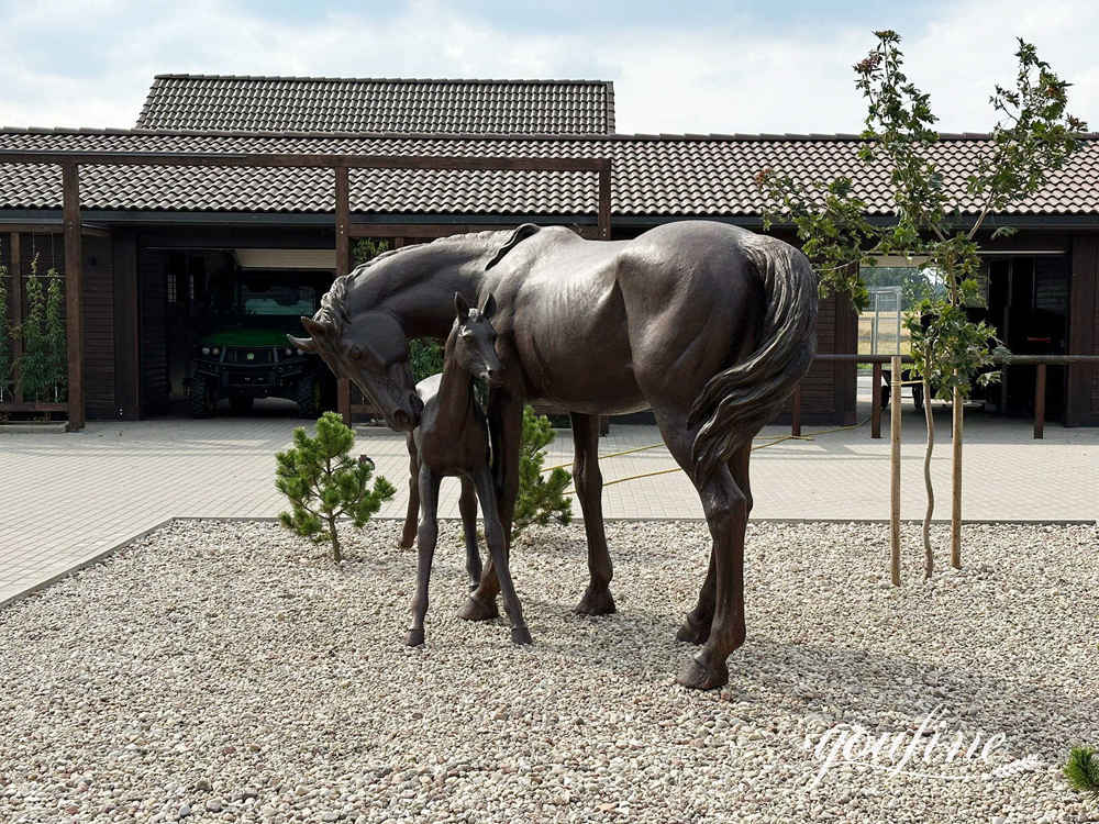 merrie-en-veulen-bronzen-sculptuur-Letland-klant (1)