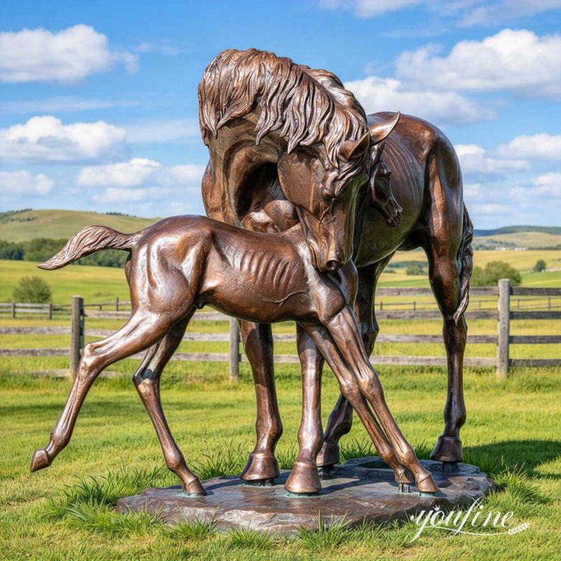 sculptuur van een merrie en haar veulen
