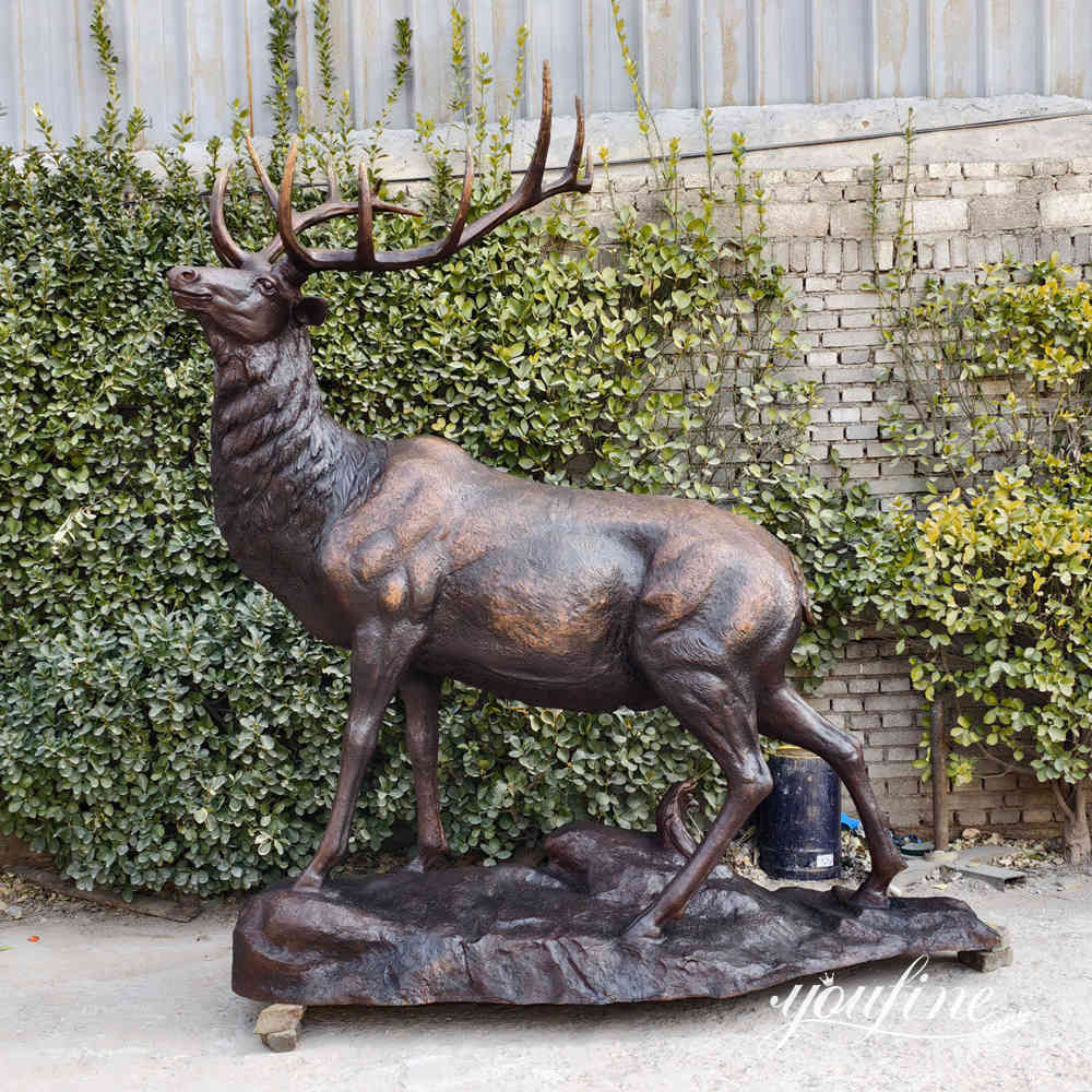 ciervos rojos bronceadostag escultura en posición de caminar