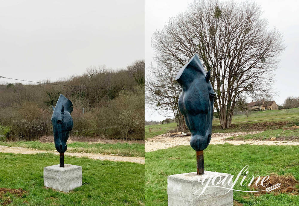 Pferdekopfskulptur aus dunkler Bronze auf einem Betonsockel auf dem Außengelände eines Kunden in Frankreich