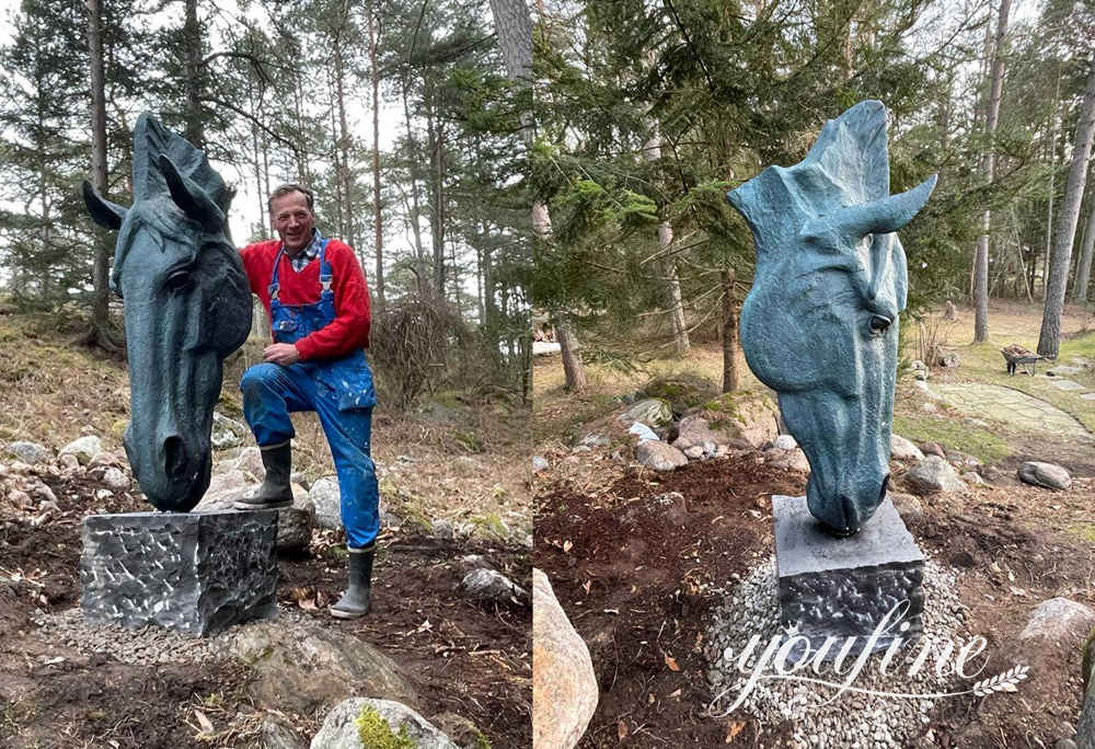 Bronzene Pferdekopfskulptur auf einem Steinsockel im bewaldeten Garten eines norwegischen Kunden