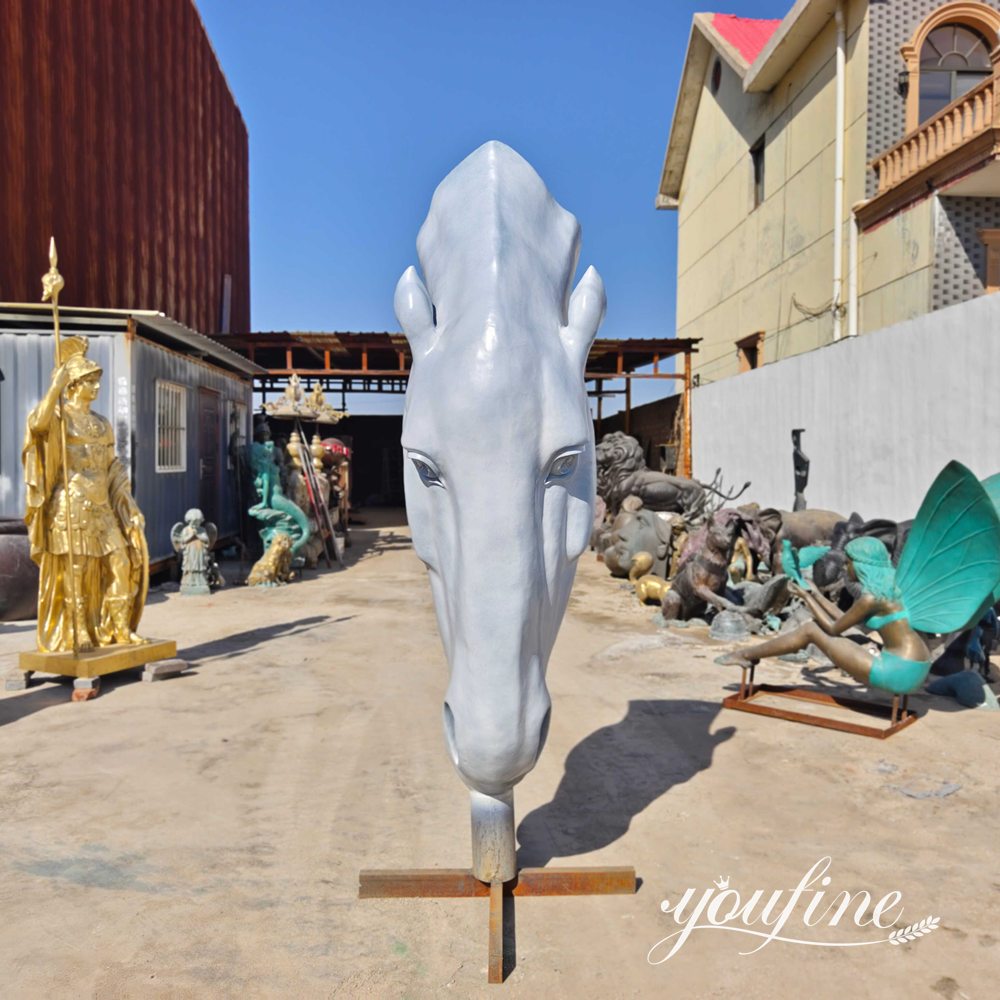 Silbergraue Still Water Pferdekopfstatue, von vorne fotografiert bei YouFine Fabrik