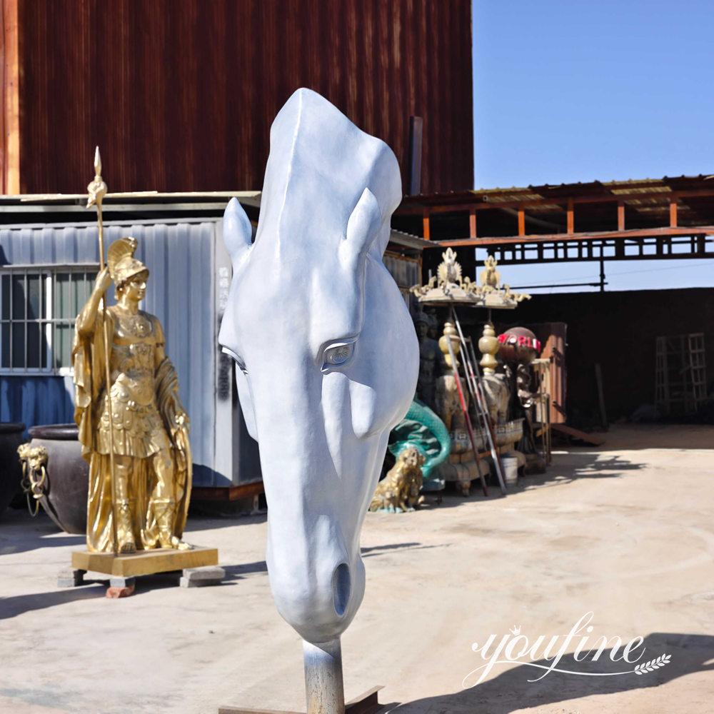 Still Water Pferdekopfstatue mit hellweiß-silberner Oberfläche, aus einem bestimmten Winkel betrachtet